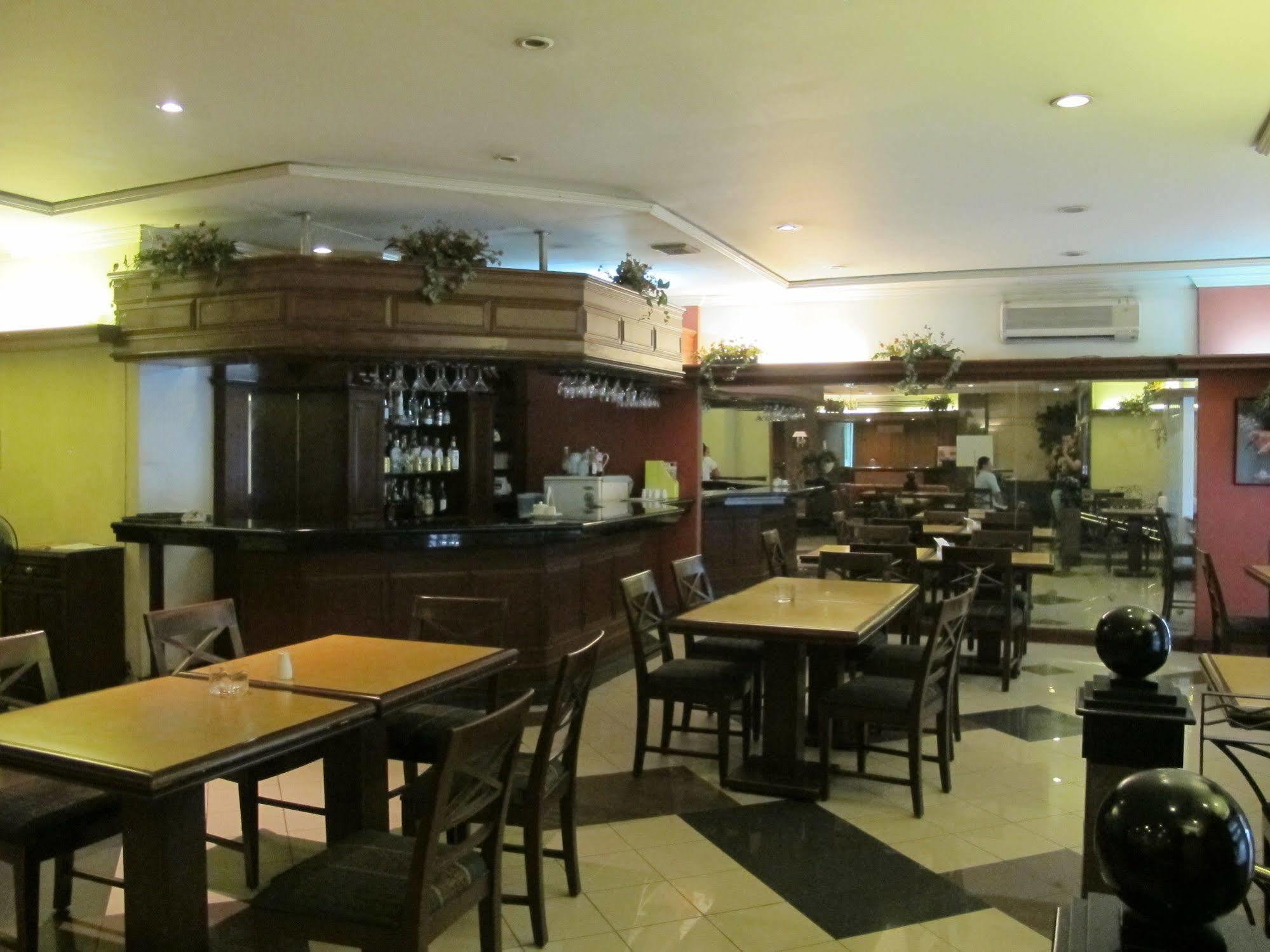 Mabini Mansion Hotel & Residential Suites Манила Экстерьер фото