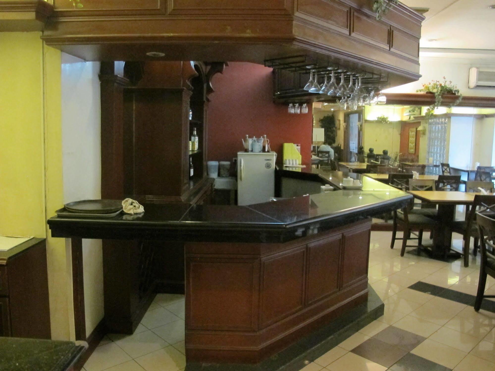 Mabini Mansion Hotel & Residential Suites Манила Экстерьер фото